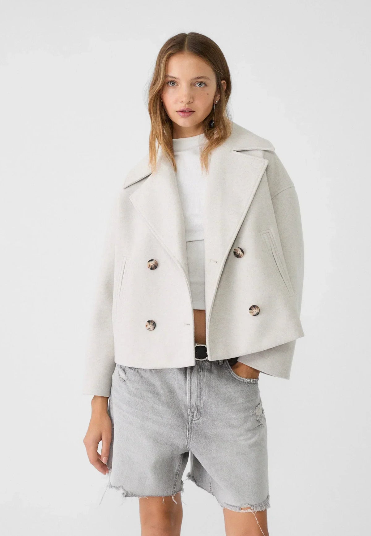 Olivia Femme Frakke – Chic Kort Krydsede Frakke med Elegante Knapper & Moderne Stil - Allostudios