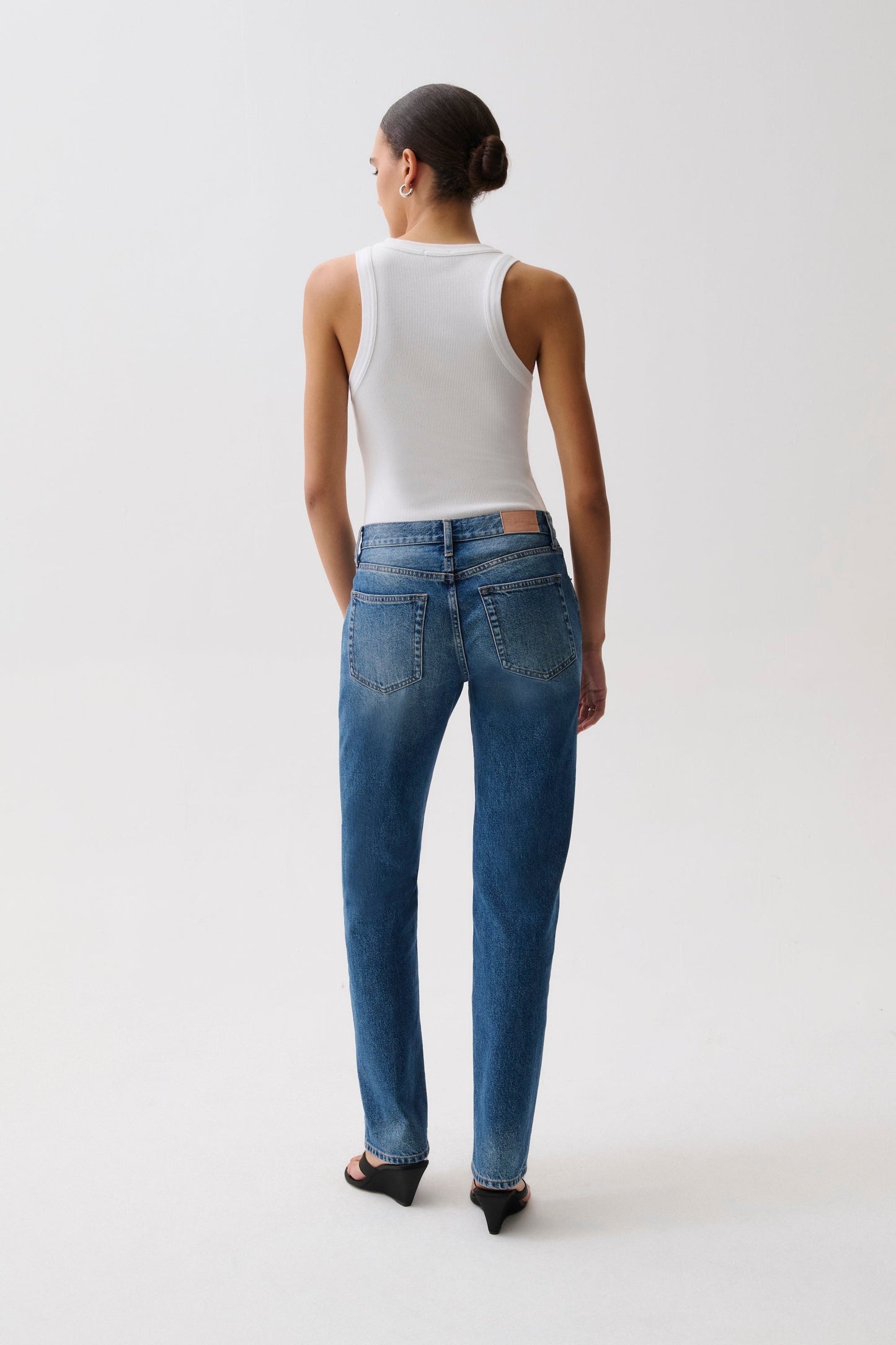 Allostudios – Issa Mid Rise Relaxed Straight Jeans - Mellemblå Denim