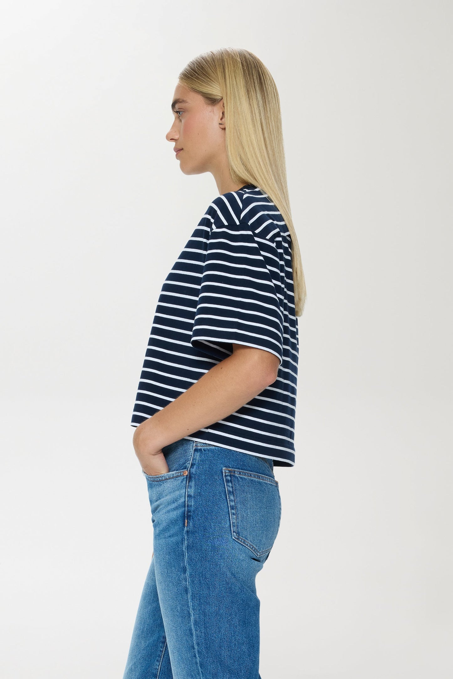Allostudios – Mae Cropped T-shirt - Navy/Hvid Stribet
