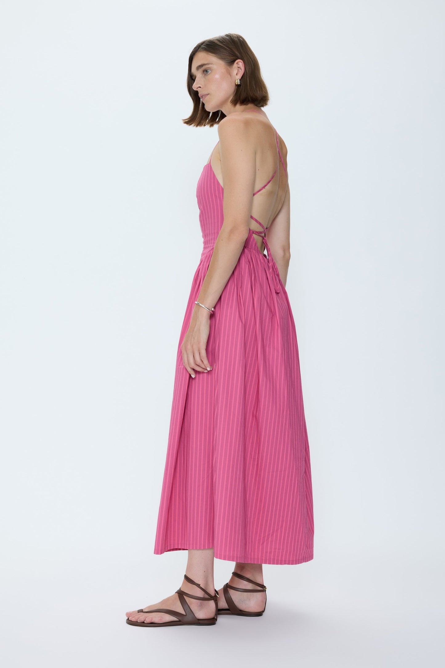 Allostudios – Sadee Open Back Kjole - Magenta Striber