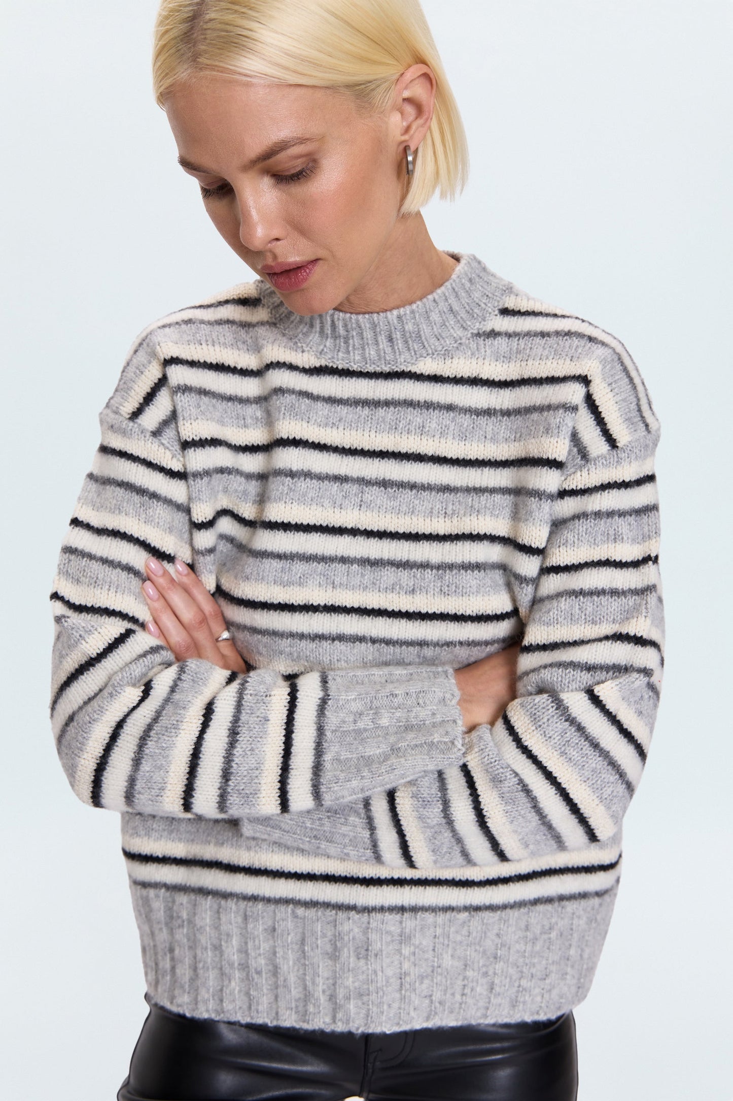 Allostudios – Hanna Oversized Strik Sweater - Grå/Hvid Stribet