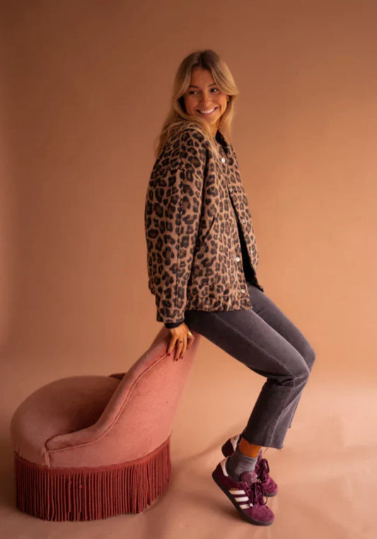 Valeria damejakke – elegant leopardjakke med dyreprint og behageligt snit - Allostudios