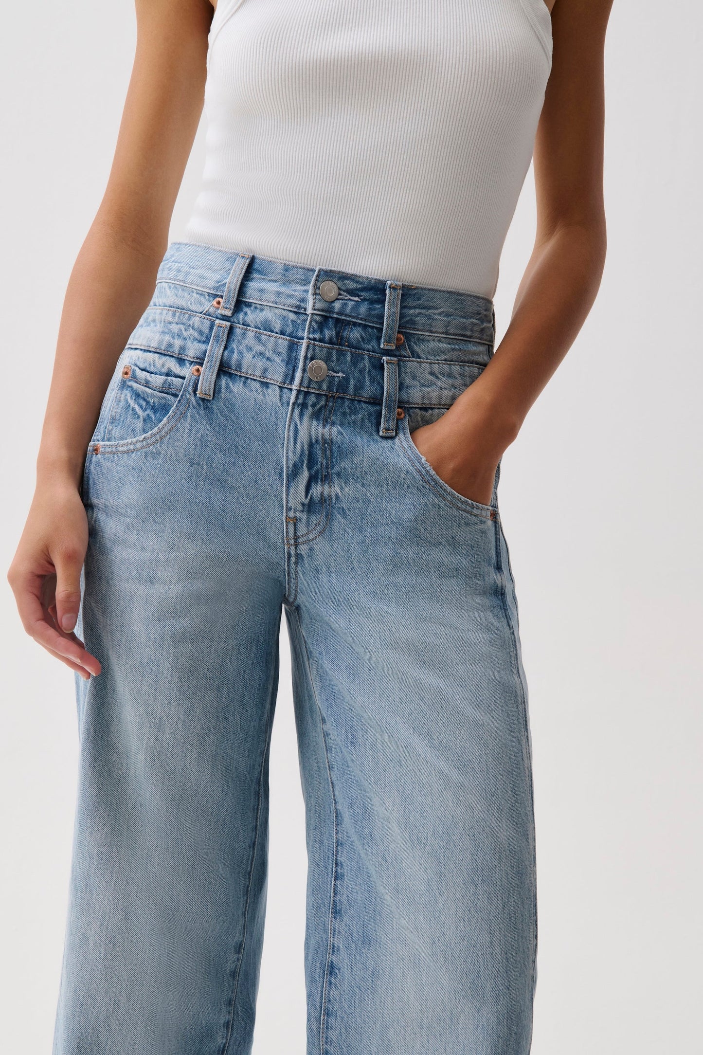 Allostudios – Caleb Højtaljede Stacked Waist Jeans - Light Blue Vintage Denim