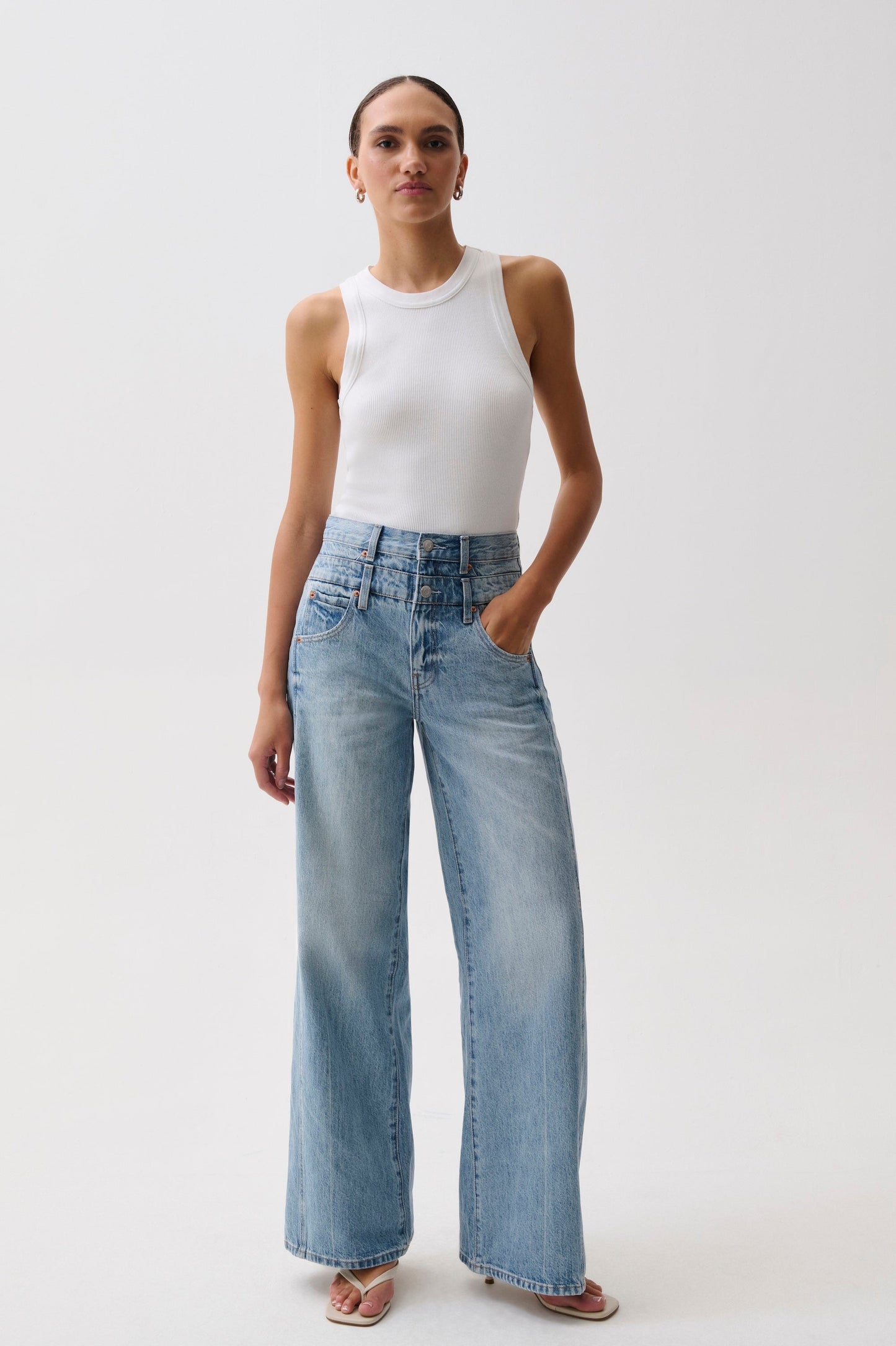 Allostudios – Caleb Højtaljede Stacked Waist Jeans - Light Blue Vintage Denim