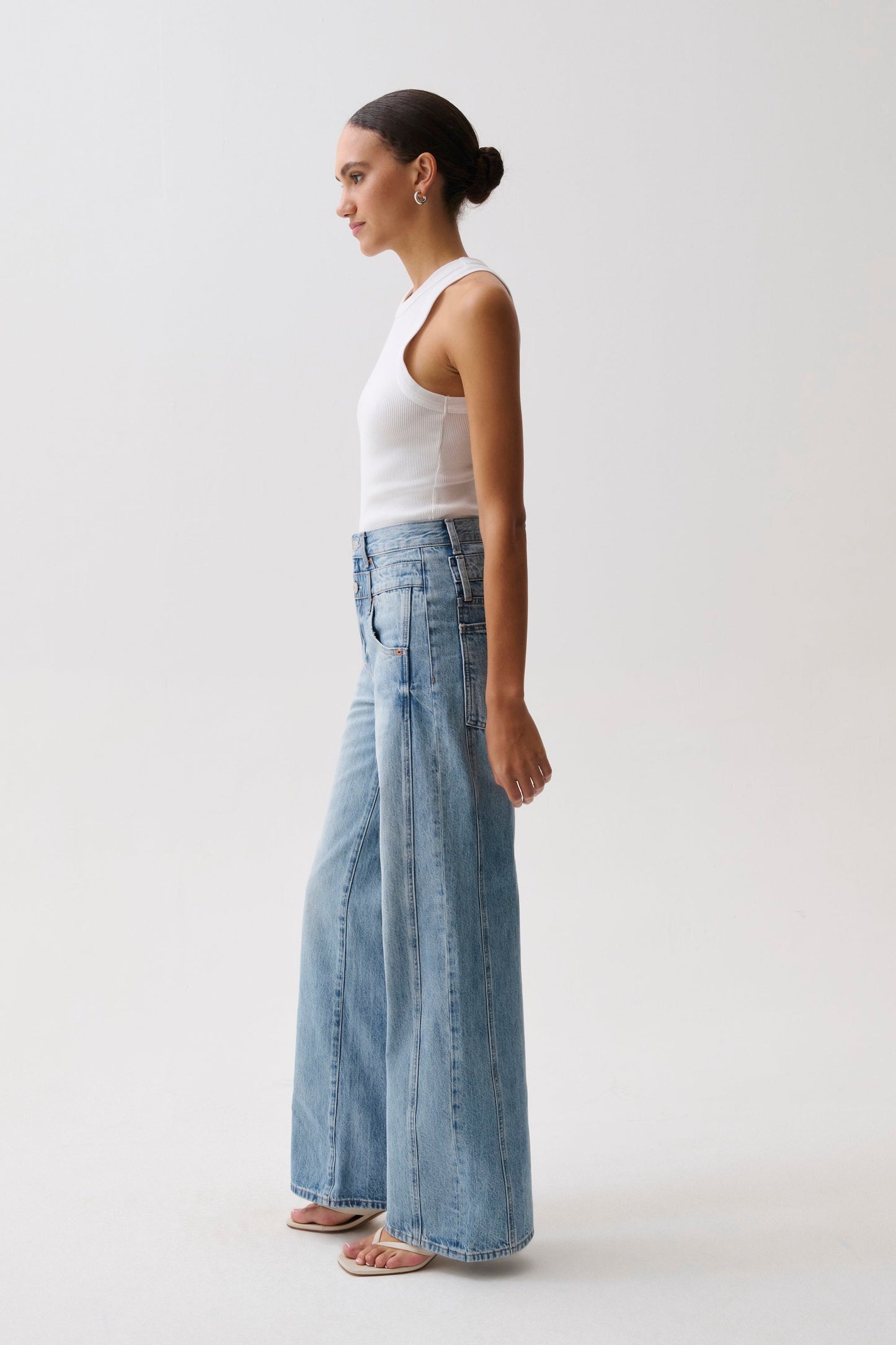 Allostudios – Caleb Højtaljede Stacked Waist Jeans - Light Blue Vintage Denim
