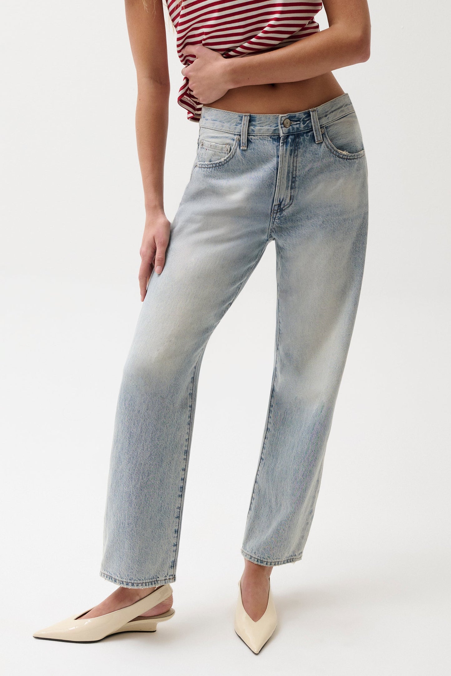 Allostudios – PETITE Lexi Mellemhøjtaljede Bowed Straight Jeans - Støvet Indigo
