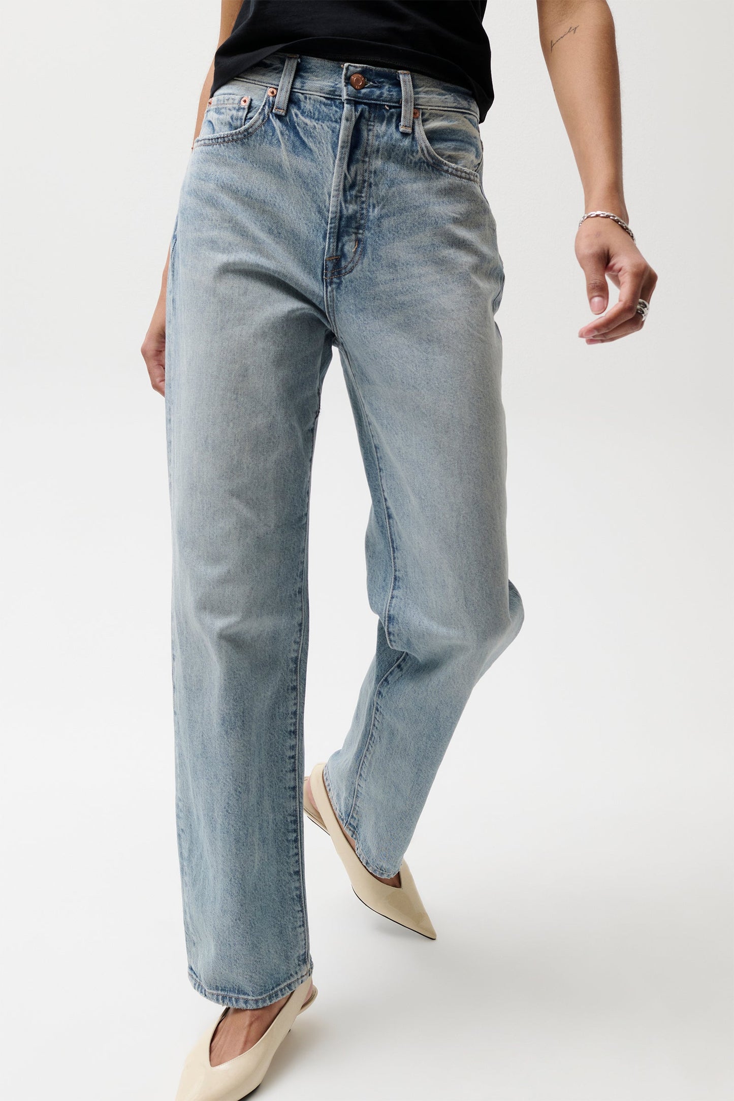 Allostudios – PETITE Cassie Super Højtaljede Straight Jeans - Lyseblå Denim