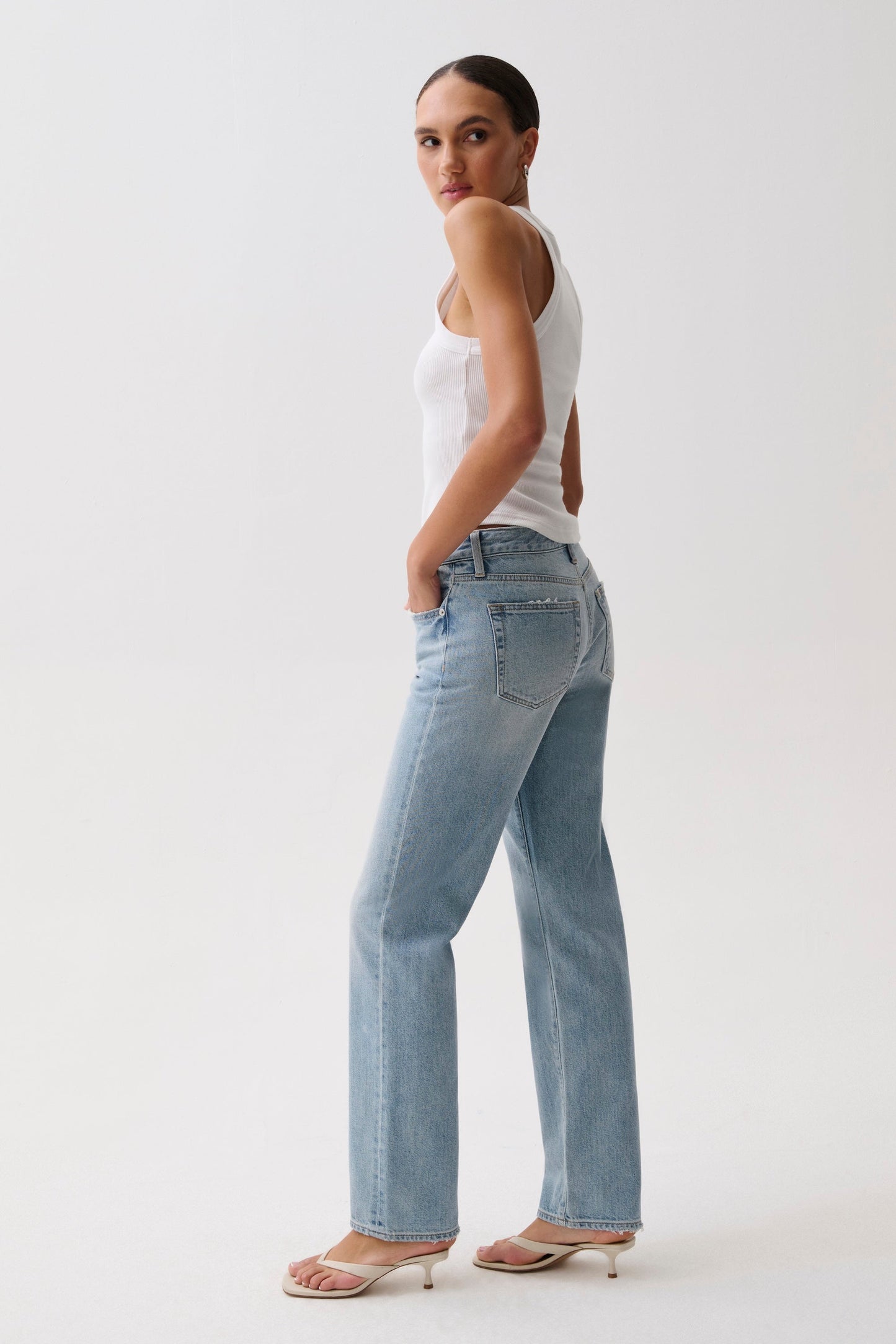 Allostudios – Issa Mellemhøje Relaxed Straight Jeans - Vintage Mellemblå