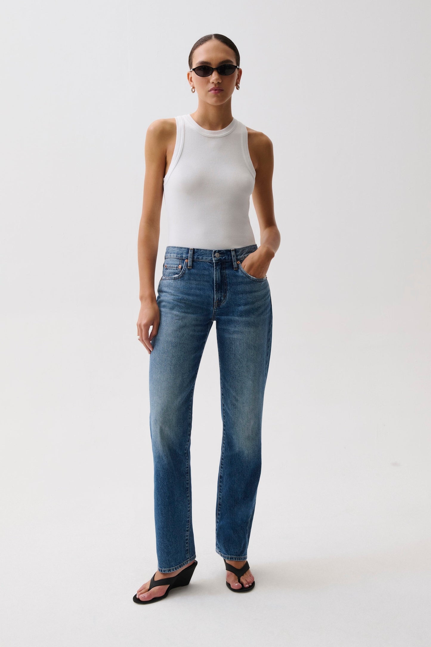 Allostudios – Issa Mid Rise Relaxed Straight Jeans - Mellemblå Denim