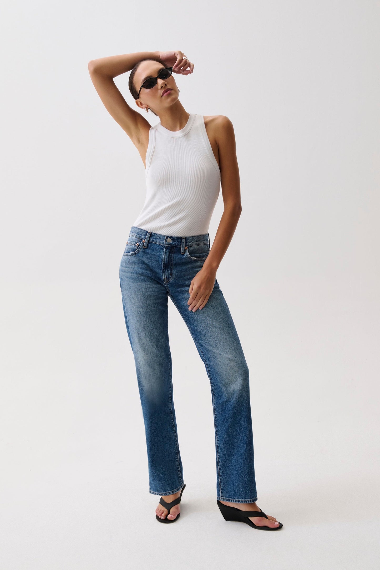 Allostudios – Issa Mid Rise Relaxed Straight Jeans - Mellemblå Denim