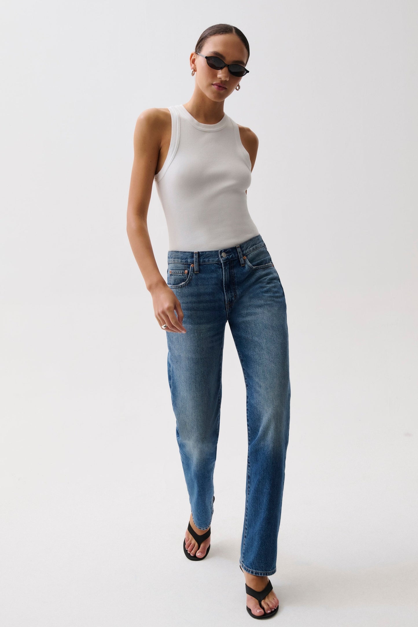 Allostudios – Issa Mid Rise Relaxed Straight Jeans - Mellemblå Denim
