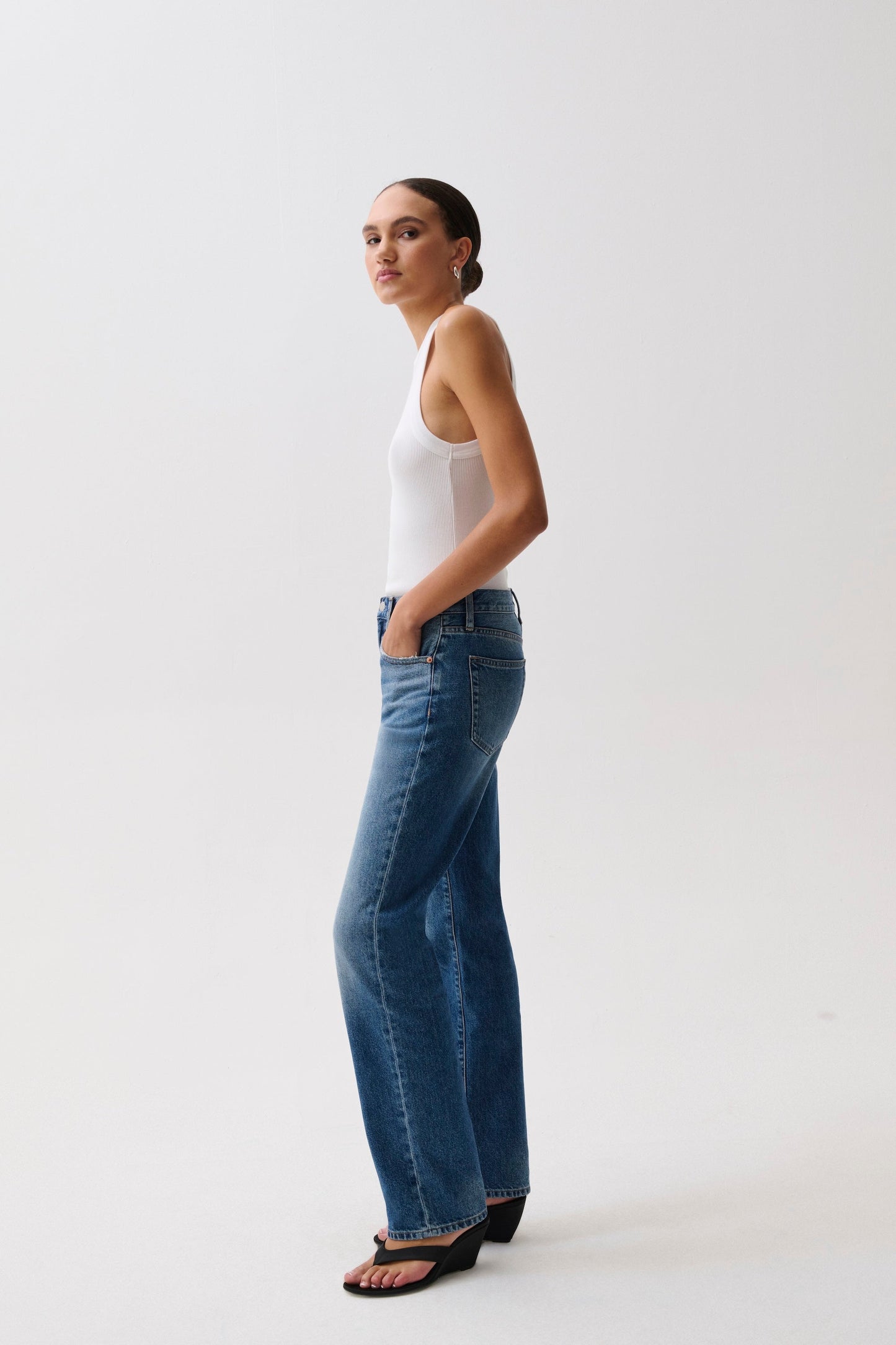 Allostudios – Issa Mid Rise Relaxed Straight Jeans - Mellemblå Denim