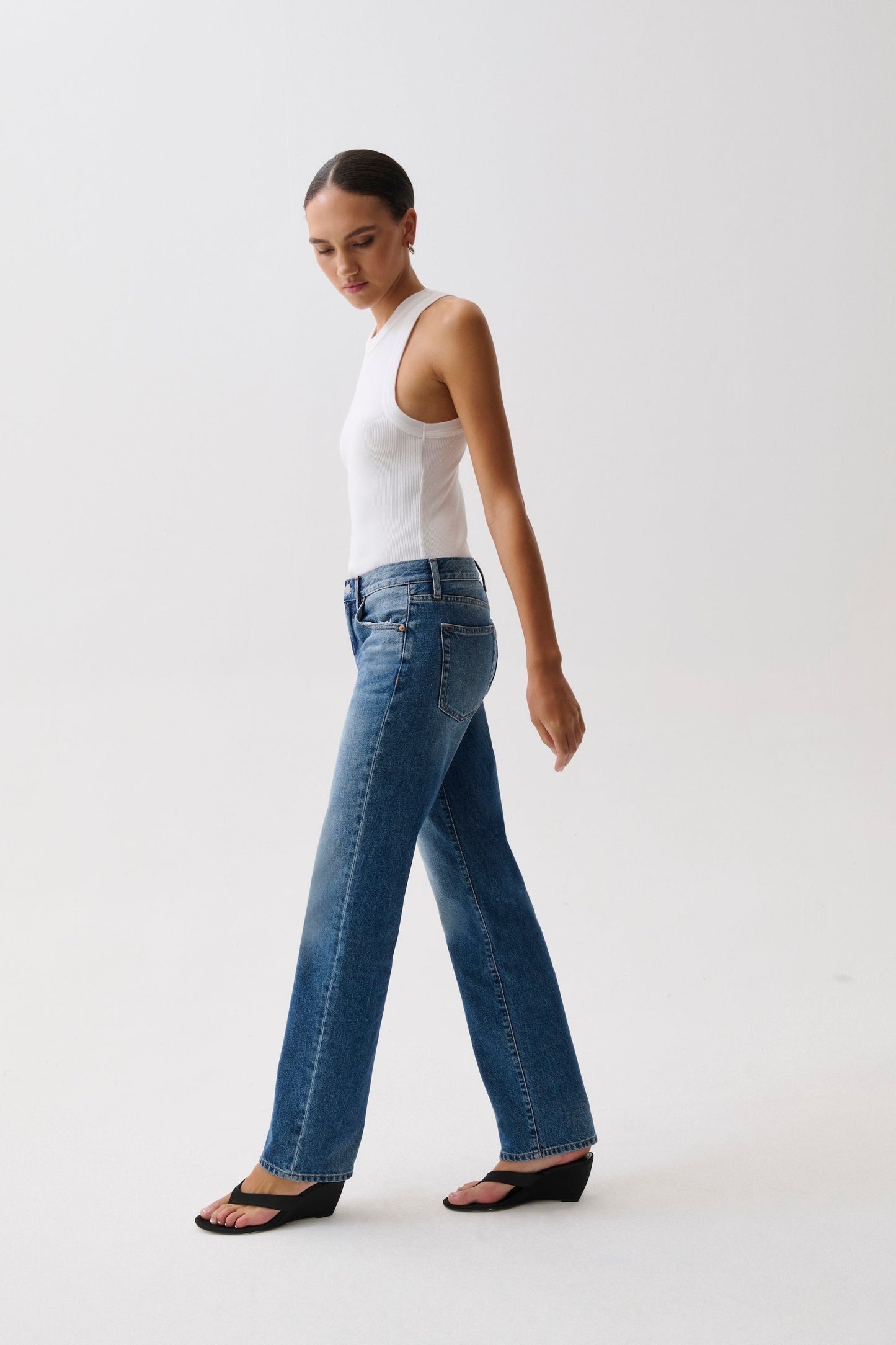 Allostudios – Issa Mid Rise Relaxed Straight Jeans - Mellemblå Denim