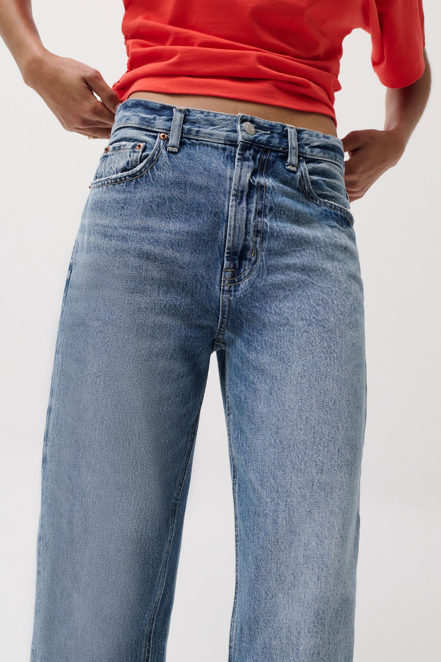 Allostudios – PETITE Wes Højtaljede Barrel Jeans - Medium Blue Wash