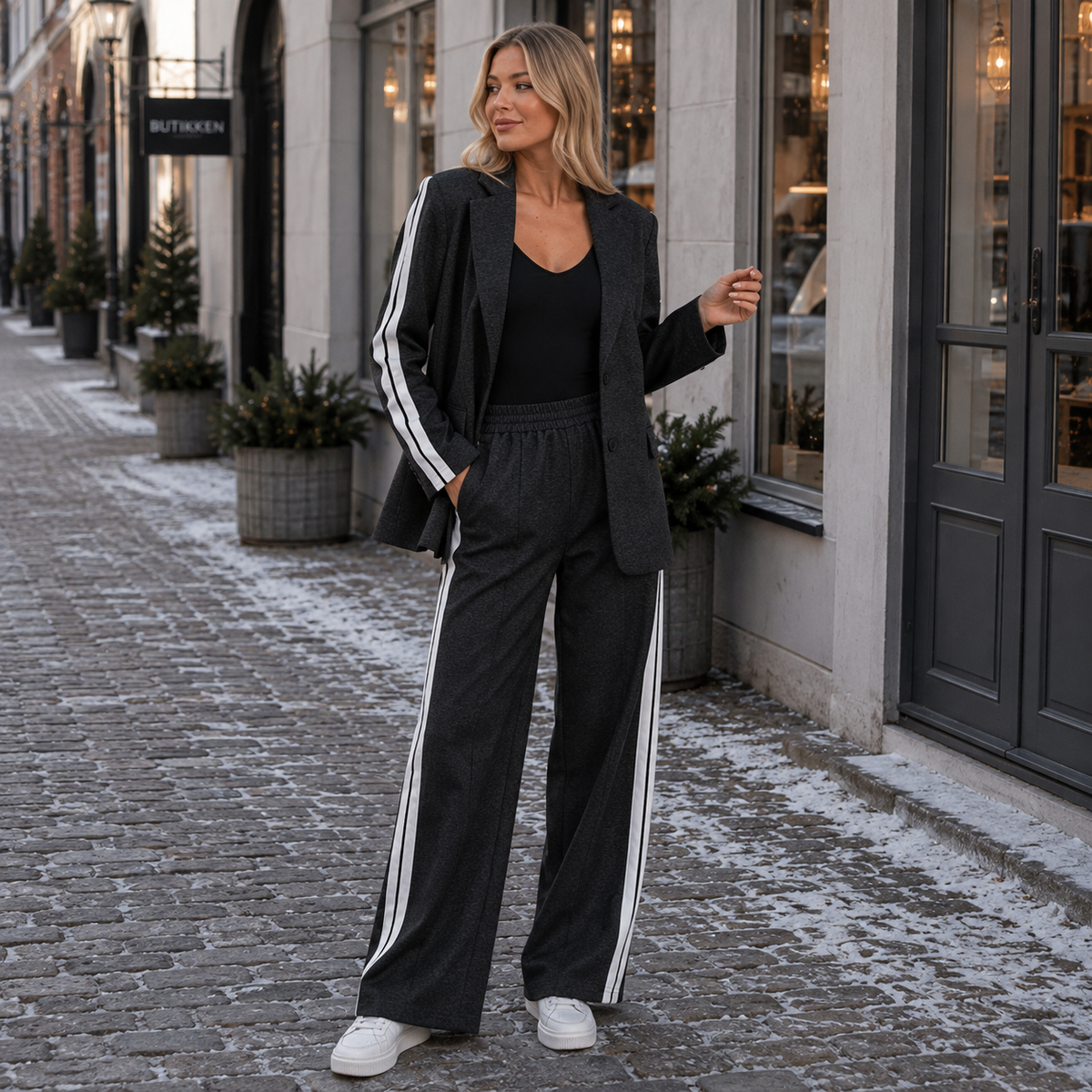 Casual Kontordragt Til Kvinder Med Blazer Og Bukser Med Sidestriber