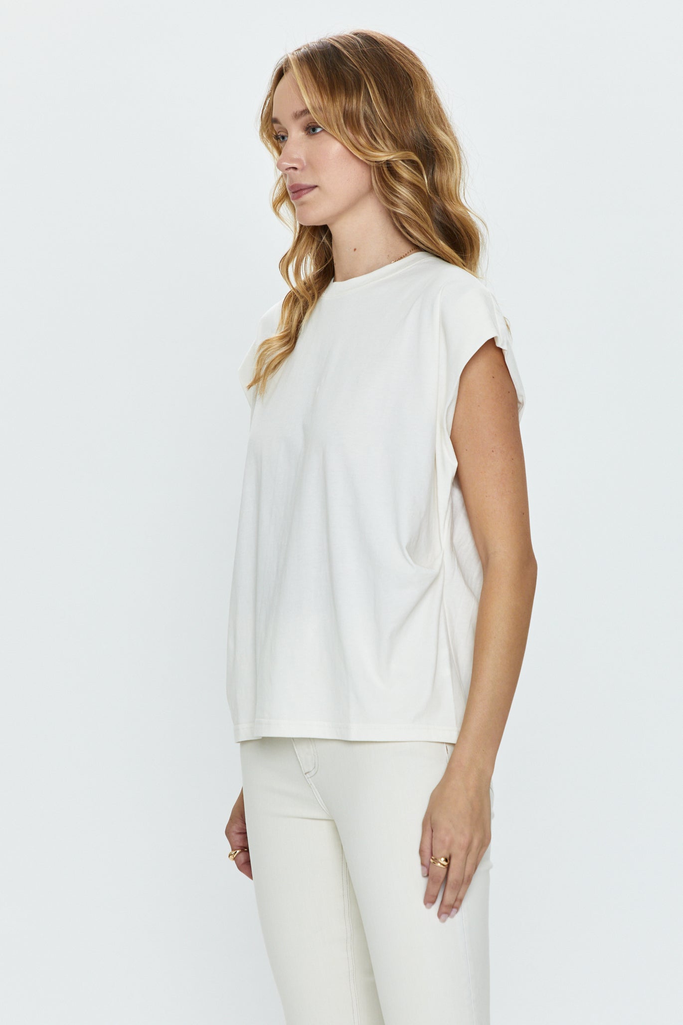 Allostudios – Trina Tee - Hvid Sand