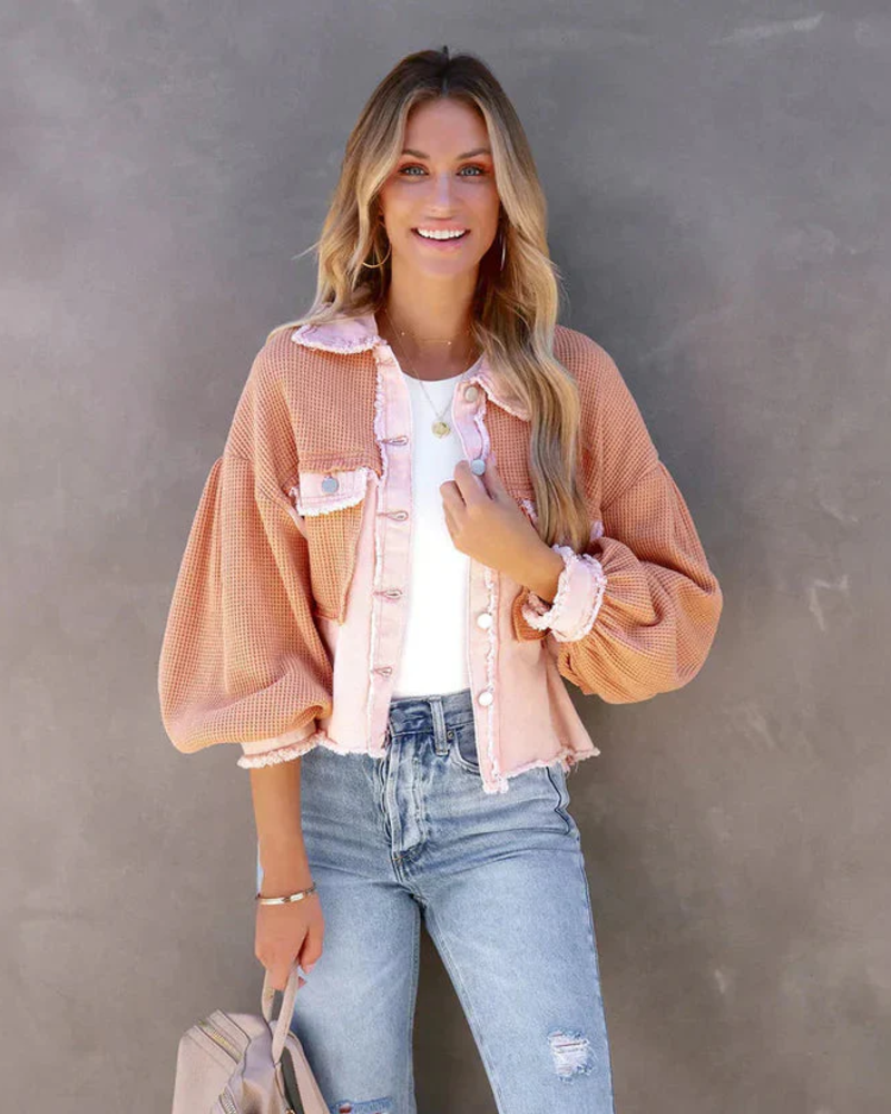 Brynn Kort Denimjakke til Kvinder – Denim Cropped Med Flosset Kant, Tætsiddende Pasform, Casual Chic Stil- Allostudios