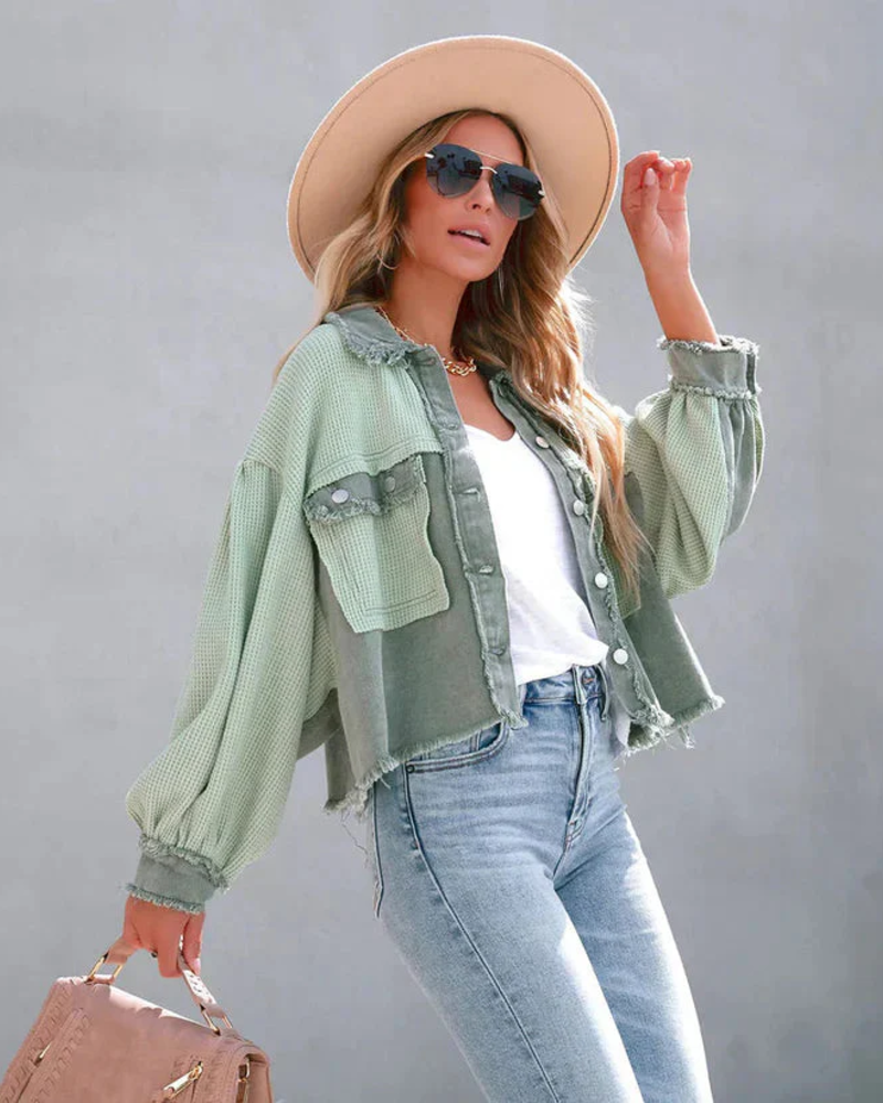 Brynn Kort Denimjakke til Kvinder – Denim Cropped Med Flosset Kant, Tætsiddende Pasform, Casual Chic Stil- Allostudios